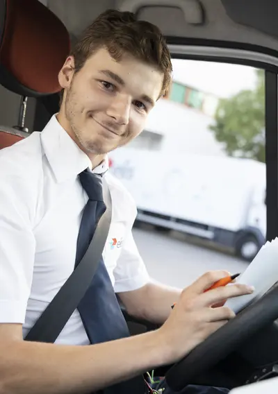 Un agent de service Elis